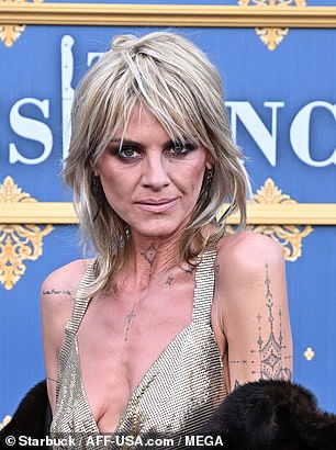 Njezine plavokose brave bile su istrošene dok je rub visio tik iznad oka dok je njezin šminka istaknula Smokey Eye