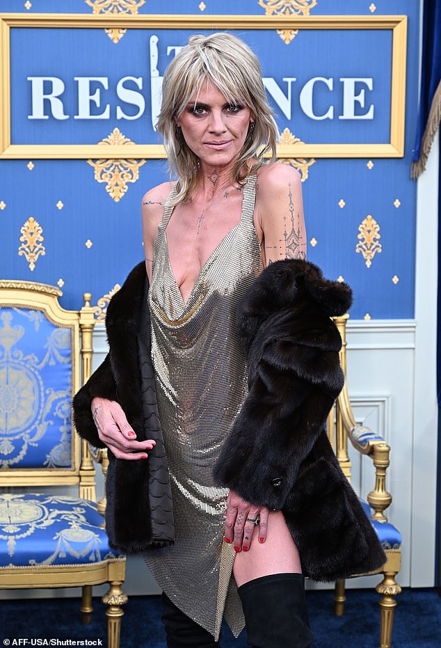 Plymouth, rodom iz New Hampshirea, udružio je sjajne froke s par čizama od crnog antilop koljena.