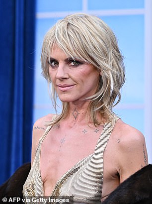 Njezine plavokose brave bile su istrošene dok je rub visio tik iznad oka dok je njezin šminka istaknula Smokey Eye