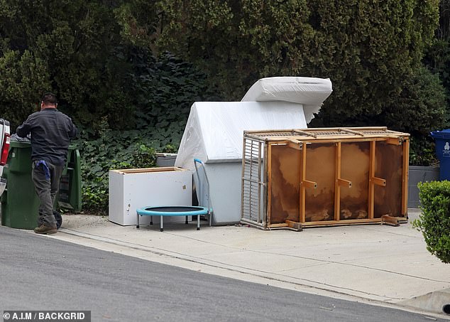 Fotografije prikazuju razne predmete spremne za preuzimanje na prilazu, uključujući mini trampolin i razne komade namještaja, uključujući drveni krevet i kauč