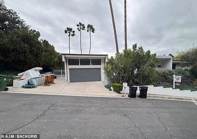 45-godišnja glumica i manekenka iznajmljivali su kuću s tri spavaće sobe u tri spavaće sobe za 10-mjesečni mjesec u Hollywood Hillsu od travnja 2023. prije nego što je razvod iz Kyle Newman dovršen rujan 2023