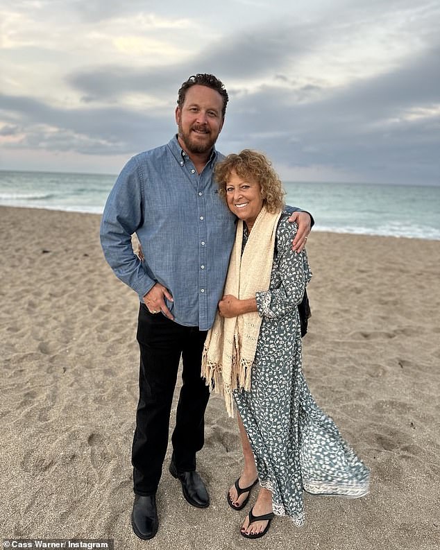 Cole je prikazan s mamom Cass Warner