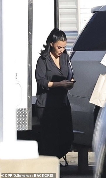 Kim je nosila ugodan potpuno crni ansambl, a njezinu sjajnu kosu vezala je natrag u opuštenom repu. Uveo ju je u SUV pomoćnik između uzimanja