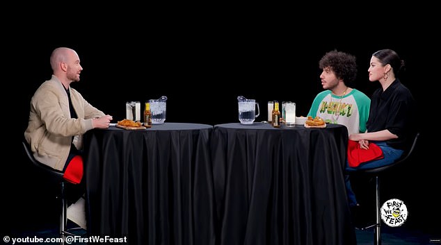 Domaćin Sean Evans razgovara s zabavljačima u popularnoj web seriji