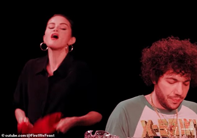 Jedan obožavatelj našalio se: 'Selena se diše dok je Sean i Benny ležerno chat tako smiješno. Isto, iako lol. '