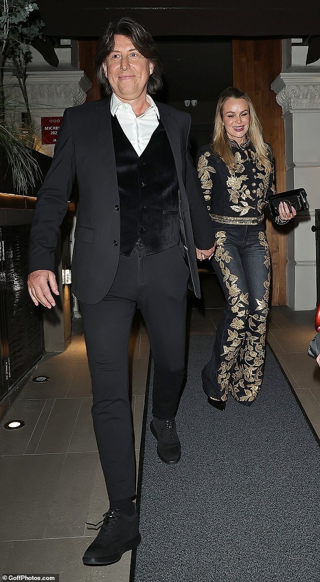 Dok je Chris izrezao figuru dapera u klasičnom crnom odijelu slojevitim preko baršunastih prsluka i košulje s bijelom ovratnikom