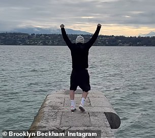 Dodao je par bijelih trenera Adidasa s cijanskim prugama i dječjim plavim vunenim šeširom