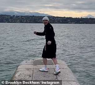 Najstariji sin Davida i Victoria, 26 godina, nanijeli su svijetlosivu rebrastu jaknu i vrećaste crne kratke hlače