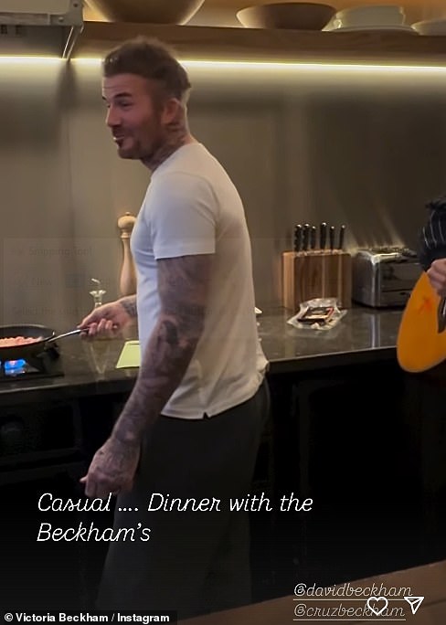 Victoria, izvan pucanja, ali i čula je da doprinosi nekim vokalima, natpisala je post: 'Casual ... Večera s Beckhams'