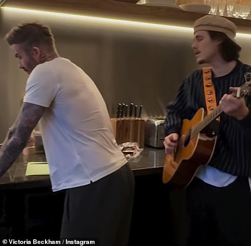 Noseći mornarski džemper s tankim vertikalnim krem ​​prugama, Cruz je dodao crne dno tracksuit -a i nosio kadetsku kapu