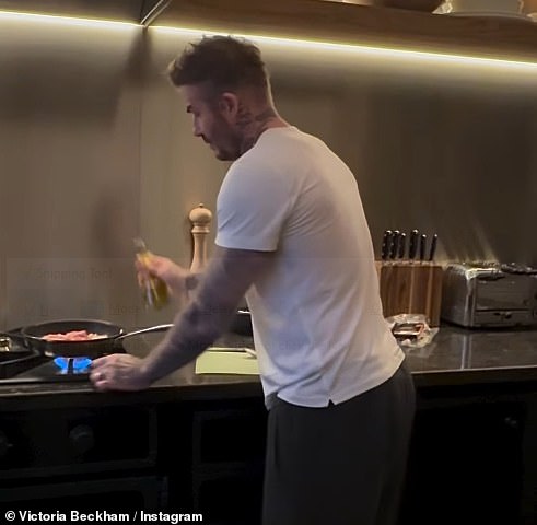 U međuvremenu je David začinio meso na ploči dok je nosio bijelu majicu s sivim trenerkama i pjevao uz zbor pjesme