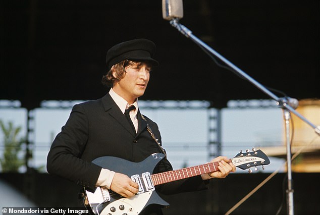 Sigurno da je šešir Cruz nedavno nosio nije različit od onih koji je njegov idol John Lennon nosio tijekom 1960 -ih