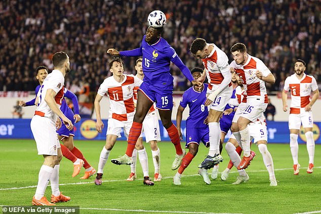 Nadalje, branič Redsa Ibrahima Konate bio je prisiljen tijekom Francuske 2-0 gubitka od Hrvatske