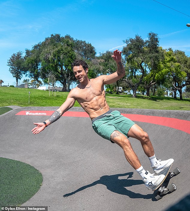 Nakon što je glumio - i krenuo na pobjedu - treća serija hit TV serije The Puraci, Dylan je prijetio da će zasjeniti popularnost svoje filmske zvijezde i sestre svojim brzo rastućim fanbaseom