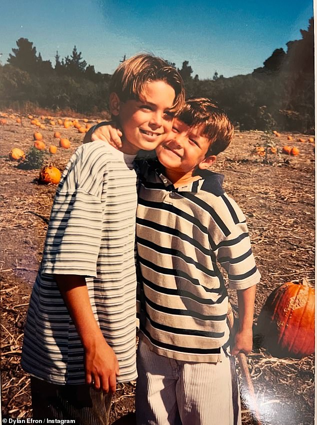 U popratnom intervjuu, Dylan se nakon svog naglog porasta oslanjao nakon što je bio na zastupnicima, kao što je rekao da ga je pripremio gledajući Zaca (na slici kao djeca)