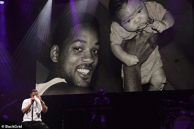 Smith se ukinuo dok je otvorio oko dvije glavne prekretnice u svom životu živog rođenja svog prvorođenog i srčanog gubitka svježeg princa Bel-aira, James Avery