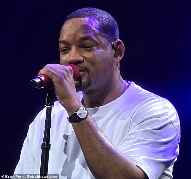 56-godišnji pobjednik Oscara reto je zabranjen na svim događajima vezanim za akademiju desetljeće nakon njegovog zloglasnog šamara Chrisa Rocka, izveo je visokoenergetsku izvedbu u kući bluesa, trčeći kroz hitove poput divljeg zapada, muškaraca u crnoj i gettin¿ jiggy s nmz