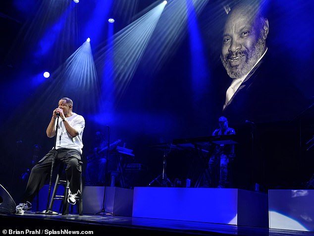 Kasnije se borio da suzdrži suze dok je počastio Averyja, koji je igrao voljenog, a opet groznog ujaka Phil -a i preminuo 2013. godine