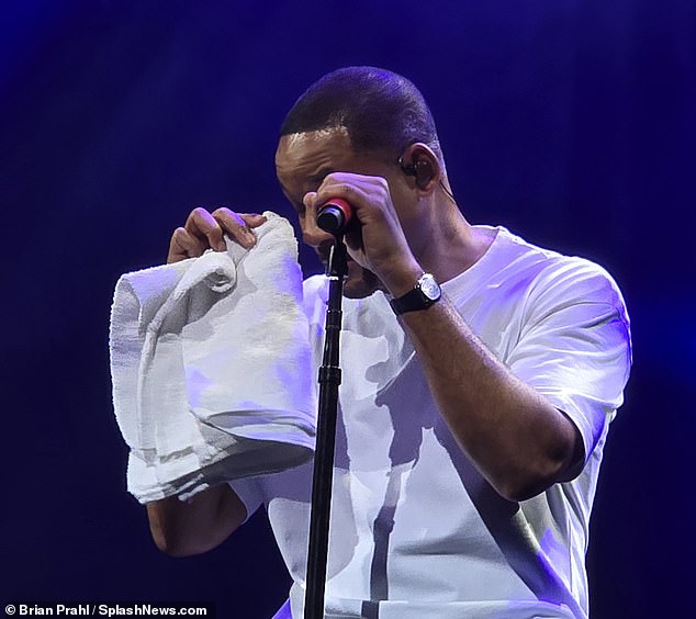 Koncert dolazi samo nekoliko dana nakon što je Smith najavio svoj dugoočekivani povratak u glazbu na temelju istinskog pričuvog prvog albuma u 20 godina