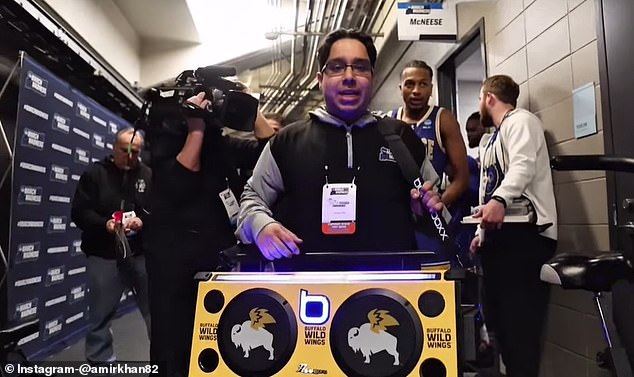 Khan se vidi kako drži bumbox ispred igre McNeese State vs. Clemson