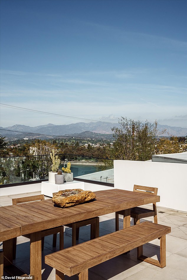 Izbliza prostora za sjedenje na palubi na krovu