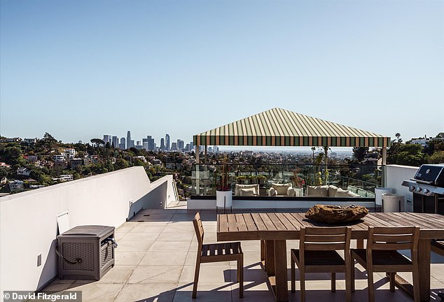 Paluba na krovu također ima prostor za postavljanje stola i stolice, sa mjestom za roštilj