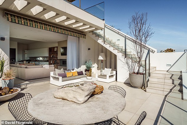 Zapanjujući dom ima dosta sjedala na otvorenom