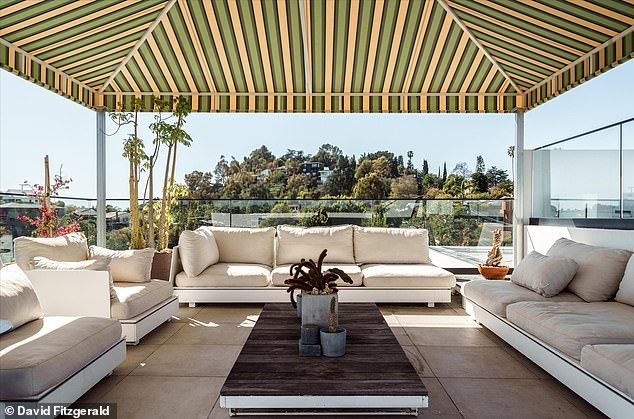 Terasa sadrži prugasti pokrivač gore, savršena za kišne dane ili noći