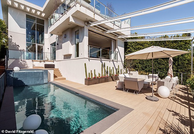 Dom iskorištava prekrasno vrijeme južne Kalifornije, s puno sjedenja na otvorenom