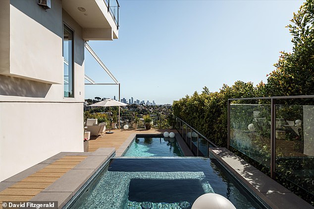 Pored njega je također imao bazen, smješten uz bok kuće