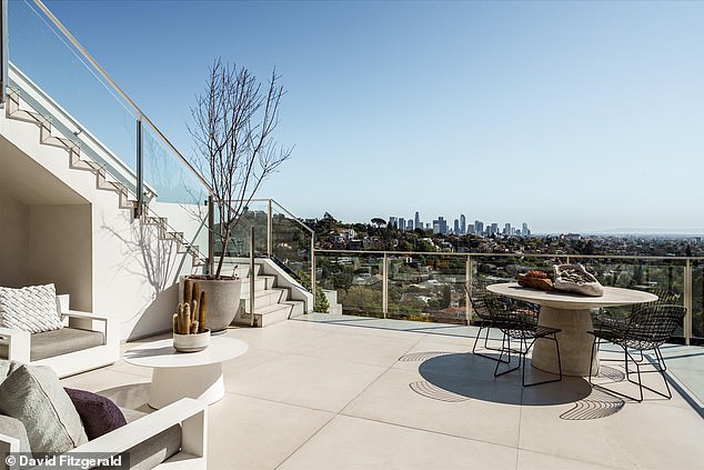 Na balkonu se nalazi čist stakleni sporedni kolosijek, stoga ne ometaju poglede