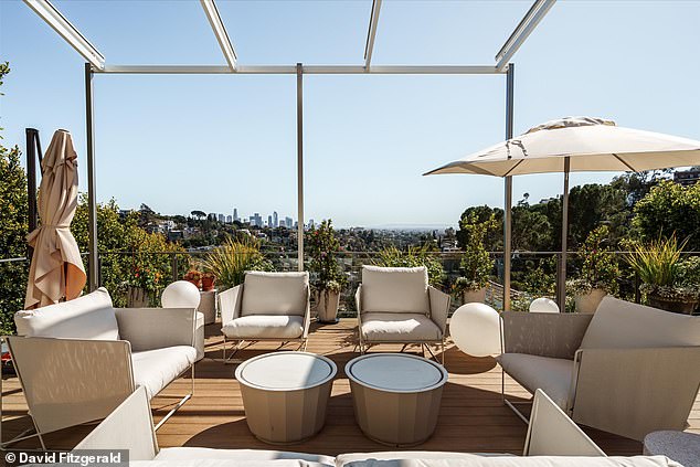 Paluba osim na slici bazena