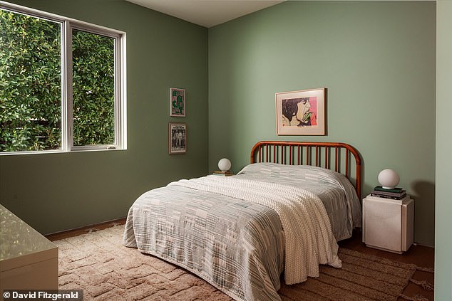 Jedna od spavaćih soba, s velikim prozorom