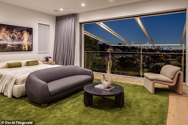 Glavni apartman ima klizna vrata od poda do stropa koja se otvaraju na bistri balkon na ploči