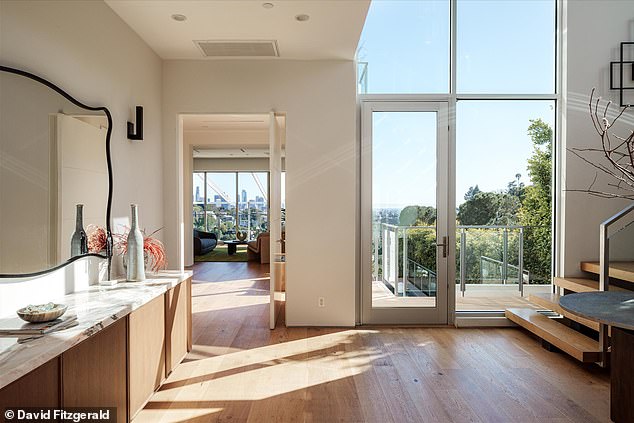 Pogled na predsoblje i ulazna vrata