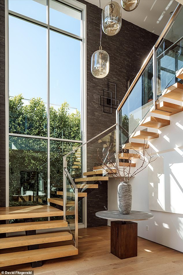 Drveno stubište sadrži plutajuće stepenice s čistim staklenim pločama