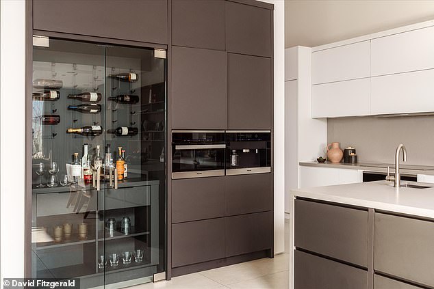 Kuhinja također ima vinski hladnjak