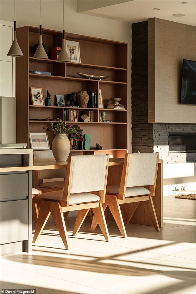 Osim kamina, ima mjesta za stol i stolice