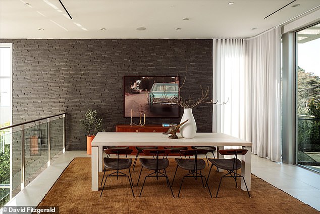 Na drugom katu kuće nalazi se prostrani prostor za sjedenje