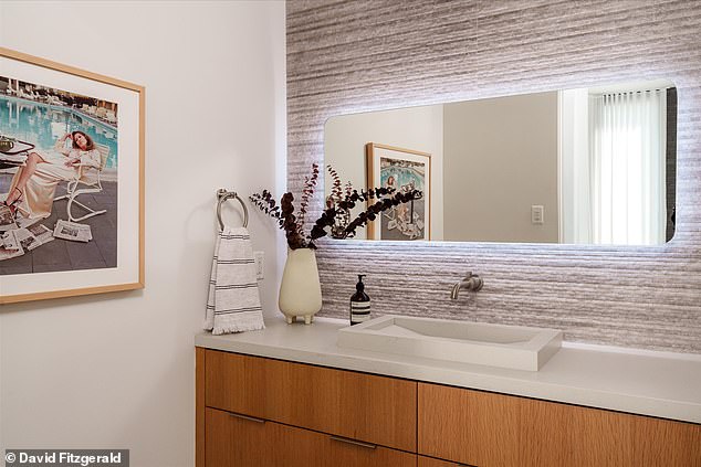 Pobliži pogled na drugu kupaonicu