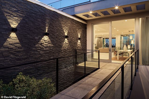 Ulazna vrata su prozirna stakla, smještena na drugom katu kuće