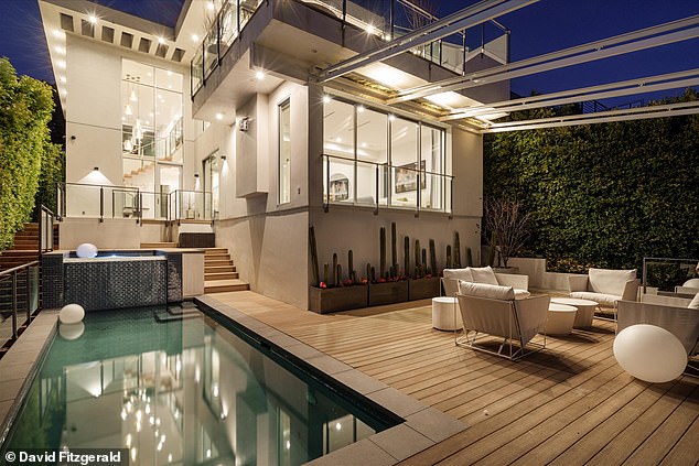 Bazen sjedi osim prostranog područja na kojem se gosti mogu opustiti i uživati ​​u gradu i pogledu na planinu