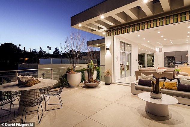 Balkon je izvan dnevne sobe, savršen za zabavu gostiju