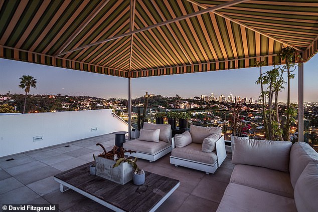 Terasa na krovu prekrivena je, s puno prostora za opuštanje i uživanje u znamenitostima i zvukovima krajolika grada i prirode