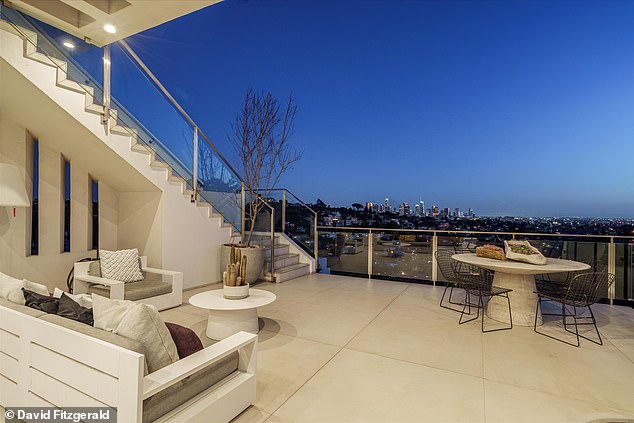 Balkon drugog kata popločan je s prostorom za kauč i stol - i popločano stubište za odlazak na terasu na krovu