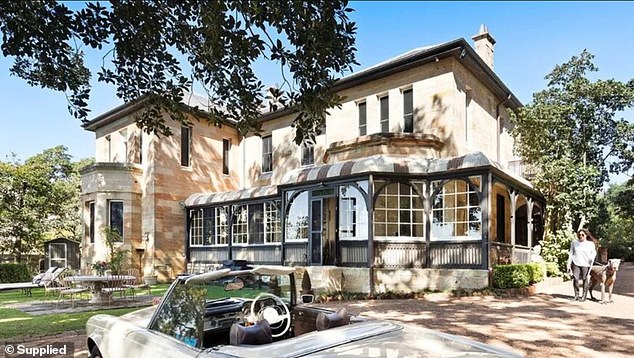 Prema povjerljivim, susjedi u blizini povijesne kuće Elizabeth Bay, gdje se serija snima, žale se na trajnu buku koja proizlazi iz imanja