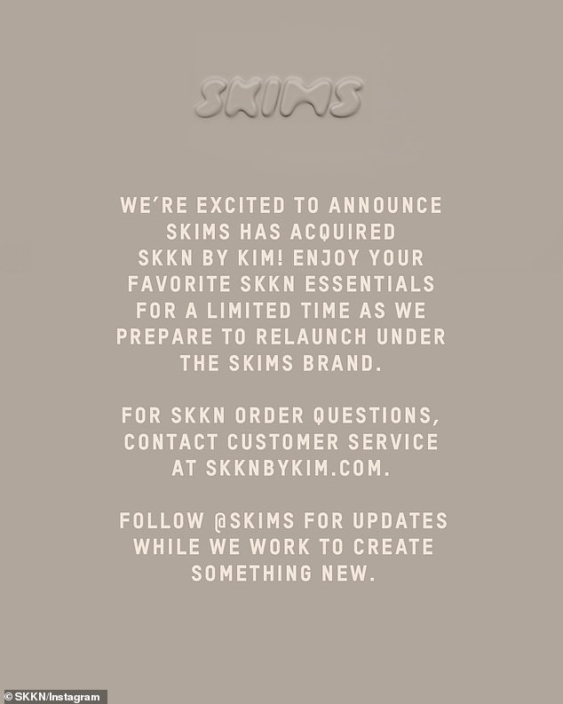 'Uzbuđeni smo što najavljujemo da je Skims kupio Skkn od strane Kim! Uživajte u svojim omiljenim SKKN Essentials-u za ograničeno vrijeme dok se pripremamo za ponovno pokretanje pod markom Skims, 'Majka od četiri godine napisana