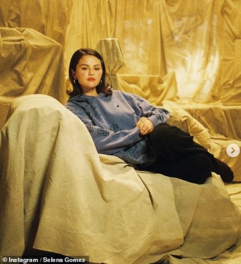 Raspadni raspoloženje koje potiče uvodne pjesme se odriče kao Selenina nova ljubav cvjeta