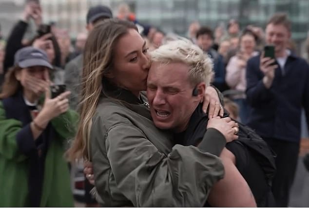 To dolazi nakon što je supruga Sophie (30) rekla da je Jamie njezin 'heroj' u gušnjem počast nakon što ga je gledala kako prelazi ciljanu liniju