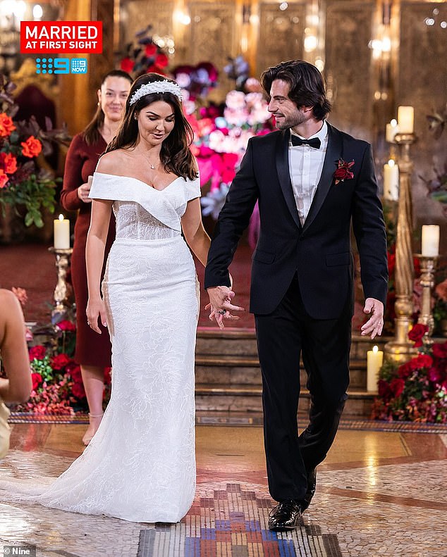 Kad je Eliot prvi put ušao u eksperiment, brzo je naslikan kao negativac sezone nakon nespretnog meča s mladenkom Lauren Hall (lijevo). Ali prema Eliotu, gledatelji su dobili samo dio priče